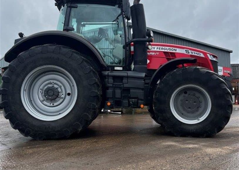 Massey Ferguson 8740SEXDV Tractor