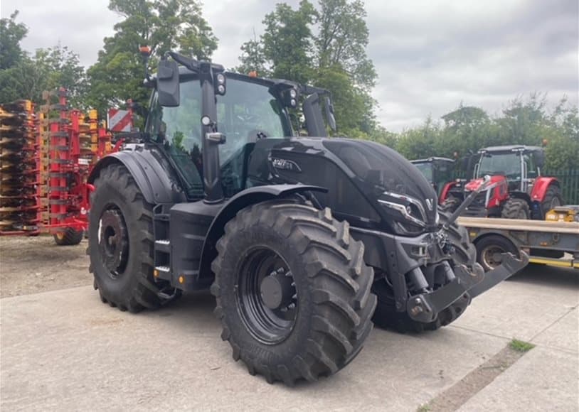Valtra Q305 1A9 Tractor